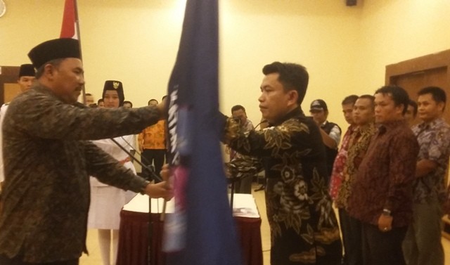 Wabup, H Hillalatil Badri menyerahkan bendera IPK-S kepada Ketum, Safuan SPd MPdi